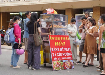 ‘Bánh mì tí hon’ ở phố cổ Hà Nội bị chê đắt, khách vẫn đông nườm nượp