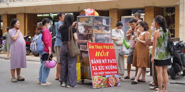 ‘Bánh mì tí hon’ ở phố cổ Hà Nội bị chê đắt, khách vẫn đông nườm nượp