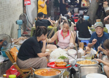 Bún riêu vỉa hè ‘tên kém sang’ ở Hà Nội, đêm nào cũng bán vài trăm bát