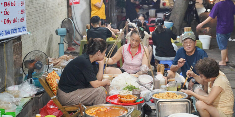 Bún riêu vỉa hè ‘tên kém sang’ ở Hà Nội, đêm nào cũng bán vài trăm bát