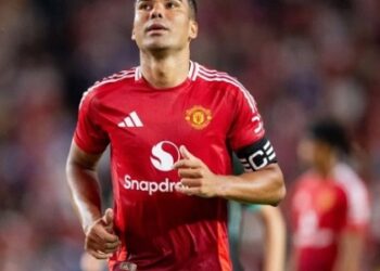 CĐV M.U nói cùng 1 điều về Casemiro sau trận thua Liverpool