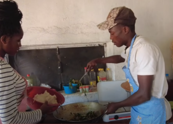 Chàng trai châu Phi bán món ăn Việt Nam ngon lạ, khách mang xô, chậu tới mua