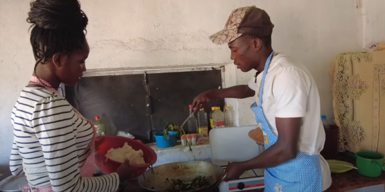 Chàng trai châu Phi bán món ăn Việt Nam ngon lạ, khách mang xô, chậu tới mua