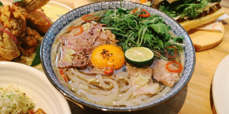 Có gì trong bát phở vịt giá 500 nghìn đồng giữa lòng Hawaii?