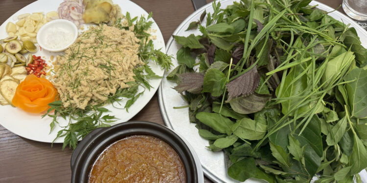 Đặc sản ‘ăn tươi nuốt sống’ ở Ninh Bình chấm loại nước sốt đọc trẹo miệng