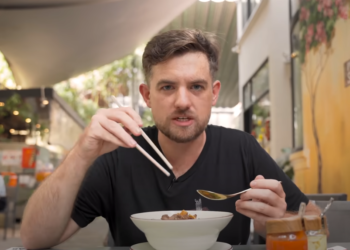 Đầu bếp Mỹ thưởng thức món phở Bắc giá 160.000 đồng, khen ‘ngon nhất TPHCM’