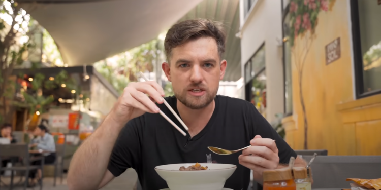 Đầu bếp Mỹ thưởng thức món phở Bắc giá 160.000 đồng, khen ‘ngon nhất TPHCM’