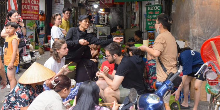 Hai con ngõ ‘nhỏ nhưng có võ’ ở Hà Nội, khách cầm 100.000 thoải mái ăn ngon