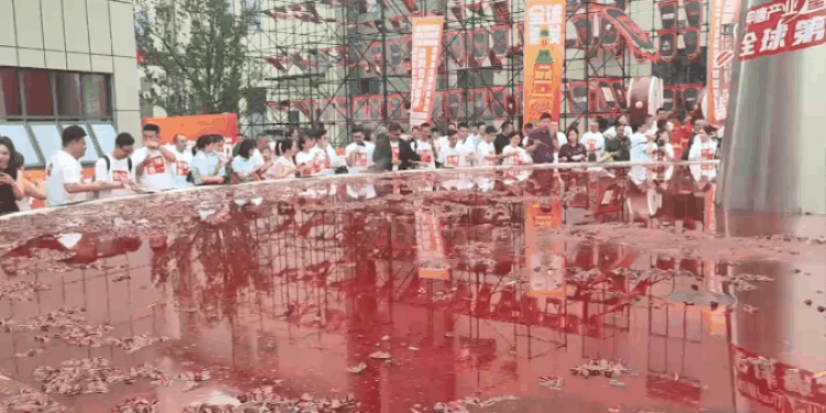 Hàng trăm người vây quanh nồi lẩu cay lớn nhất thế giới