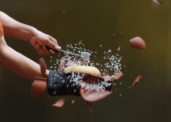 Kẻ tung người hứng món cơm niêu ‘biết bay’, muốn ăn phải đập ở TPHCM