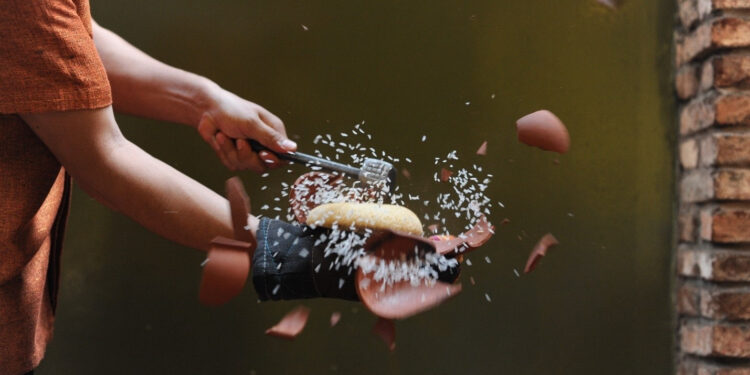 Kẻ tung người hứng món cơm niêu ‘biết bay’, muốn ăn phải đập ở TPHCM