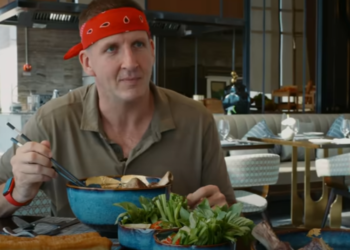 Khách Mỹ ‘choáng’ với tô phở 4 triệu đồng, nước dùng ninh hơn 2 ngày ở Việt Nam