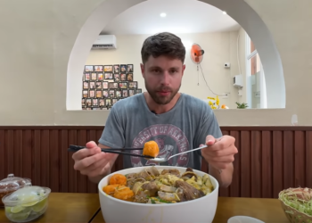 Khách Tây bất ngờ với bát bún 400.000 đồng ở TPHCM, vừa ăn vừa xuýt xoa