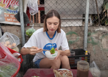 Khách Tây đi chợ hải sản lúc 4h sáng, ăn món ‘rẻ hơn cốc trà’ ở Phú Yên