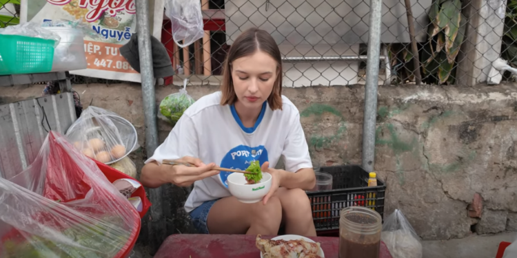 Khách Tây đi chợ hải sản lúc 4h sáng, ăn món ‘rẻ hơn cốc trà’ ở Phú Yên