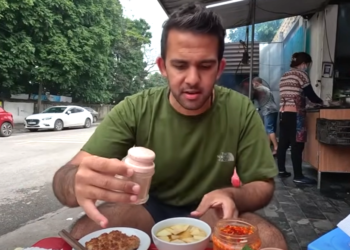 Khách Tây mê món bún đặc biệt ở Ninh Bình, gọi thêm để ăn ‘cho bõ thèm’