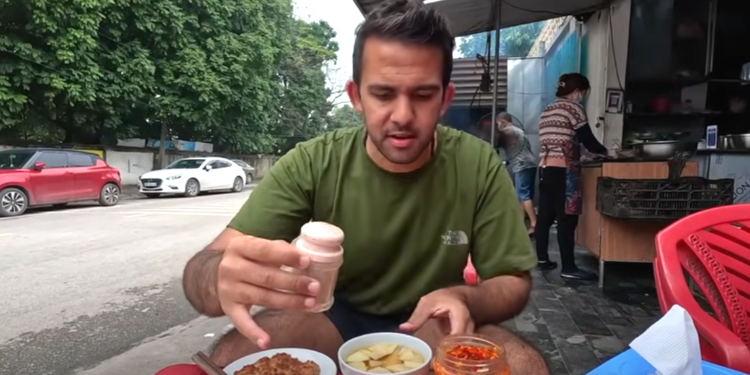 Khách Tây mê món bún đặc biệt ở Ninh Bình, gọi thêm để ăn ‘cho bõ thèm’