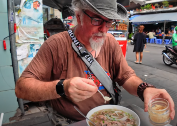 Khách Tây thử món phở bò vỉa hè giá 80.000 đồng ở TPHCM, nói ‘muốn ăn suốt đời’