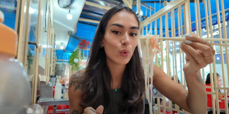 Khách Tây thử món phở Nam Định ở quán 60 năm tuổi, khen ‘hoàn hảo đến khó tin’