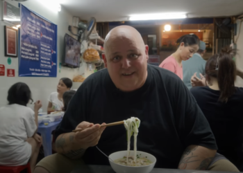 Khách Tây thử phở bò đắt đỏ và phở gà 50 nghìn ở Hà Nội, khen cả hai đều ngon