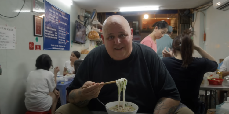 Khách Tây thử phở bò đắt đỏ và phở gà 50 nghìn ở Hà Nội, khen cả hai đều ngon