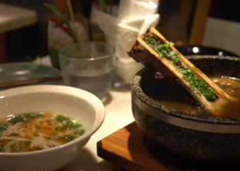 Khách Tây xuýt xoa khen phở bò 2,5 triệu đồng ở TPHCM, tráng miệng kem nước mắm