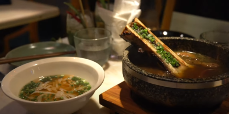 Khách Tây xuýt xoa khen phở bò 2,5 triệu đồng ở TPHCM, tráng miệng kem nước mắm