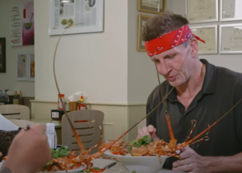 Khách Tây xuýt xoa khen phở tôm hùm giá 1 triệu ở quán từng đón tổng thống Mỹ