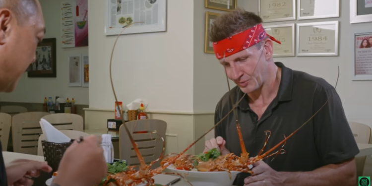 Khách Tây xuýt xoa khen phở tôm hùm giá 1 triệu ở quán từng đón tổng thống Mỹ