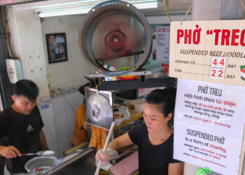 Lạ lẫm phở ‘treo’ ở phố cổ Hà Nội, khách đến ăn thấy ấm lòng