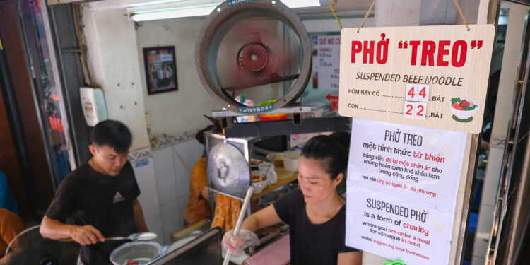 Lạ lẫm phở ‘treo’ ở phố cổ Hà Nội, khách đến ăn thấy ấm lòng