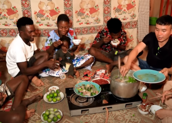 Lần đầu ăn lẩu kiểu Việt, người phụ nữ châu Phi ‘không thể buông đũa’ vì ngon