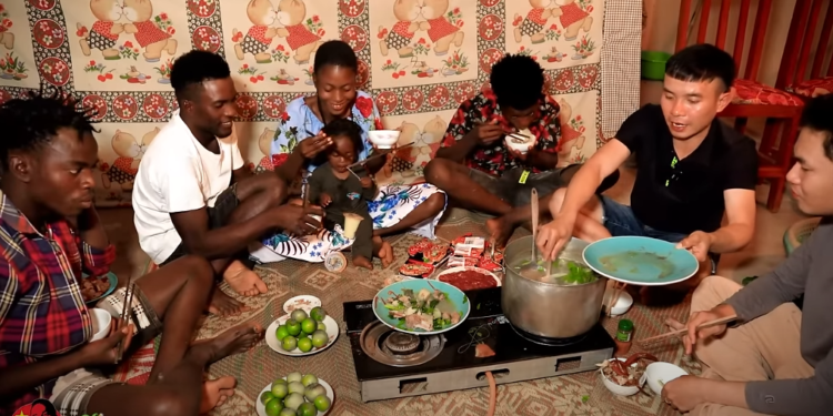 Lần đầu ăn lẩu kiểu Việt, người phụ nữ châu Phi ‘không thể buông đũa’ vì ngon