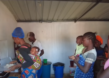 Mở quán bán món Việt, chàng trai châu Phi ‘sốc’ vì hơn 1 tiếng đã ‘cháy hàng’