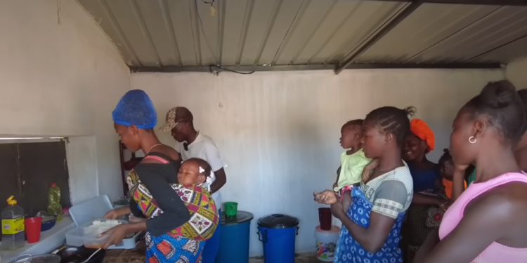 Mở quán bán món Việt, chàng trai châu Phi ‘sốc’ vì hơn 1 tiếng đã ‘cháy hàng’