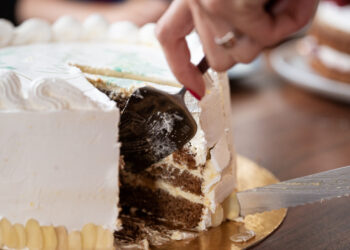 Nhà hàng gây phẫn nộ vì tính phí cắt bánh sinh nhật hơn 1,6 triệu đồng