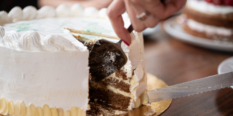 Nhà hàng gây phẫn nộ vì tính phí cắt bánh sinh nhật hơn 1,6 triệu đồng