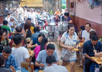 Phở Hà Nội là Di sản quốc gia: Quán nào đông nghẹt, khách xếp hàng lấy số?