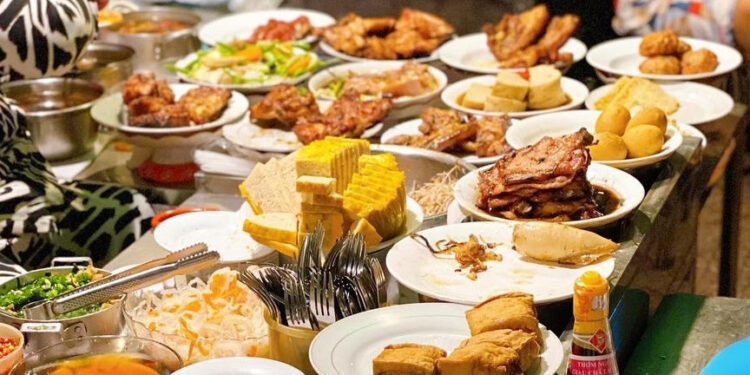 Quán ăn ở TPHCM có tên ‘bốc mùi’, giá cả ‘hết hồn’ nhưng khách đông nườm nượp