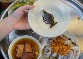 Quán bánh cuốn ăn kèm cà cuống ‘đắt nhất nhì’ Hà Nội, ngày bán ngàn suất