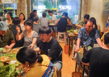 Quán Hà Nội có món miền Tây chuẩn vị, khách xếp hàng dài chờ tới lượt