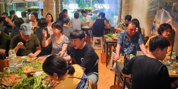 Quán Hà Nội có món miền Tây chuẩn vị, khách xếp hàng dài chờ tới lượt