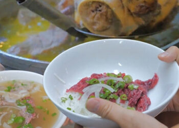 Quán phở Việt nổi tiếng ở Mỹ, mỗi ngày bán hơn 200 lít nước dùng
