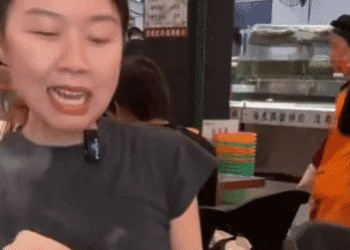 Thực khách đi ăn lẩu, bật khóc vì bị bề bề bám chặt tay