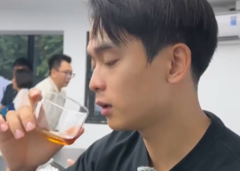 Uống cốc cà phê giá nửa triệu ở TPHCM, khách Hàn hài hước khen ‘như ở Colombia’