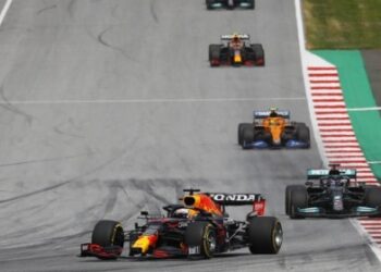Verstappen bỏ xa Hamilton