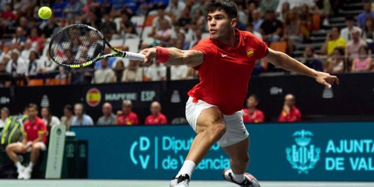 Carlos Alcaraz giúp Tây Ban Nha tiến vào tứ kết Davis Cup