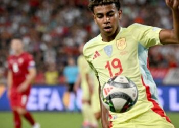 “Bào sức” Yamal, De la Fuente chọc giận Barca