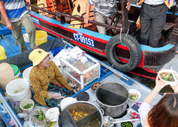 ‘Bún lắc’ độc lạ ở Cần Thơ, khách run tay bưng bát thấy thú vị