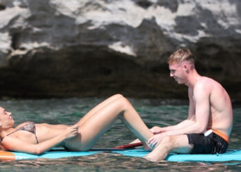 Cole Palmer bị phát hiện ‘thư giãn’ bên kiều nữ xinh đẹp